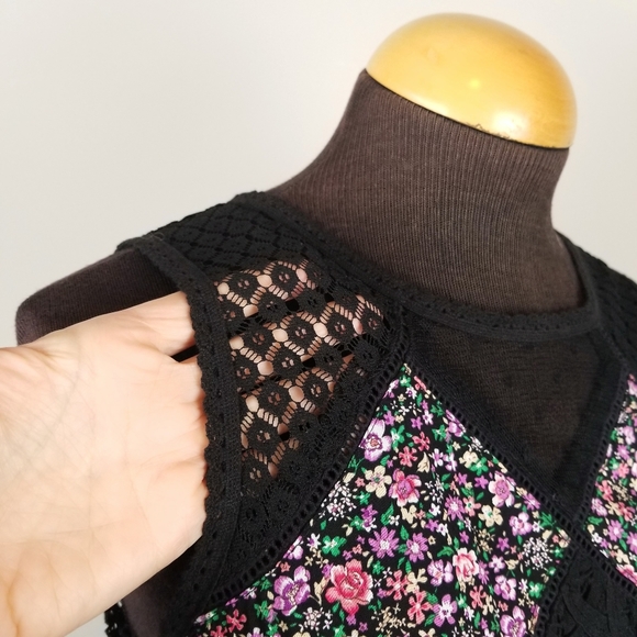 NWT Umgee flowy floral lace cutout sleeveless top - Picture 4 of 13